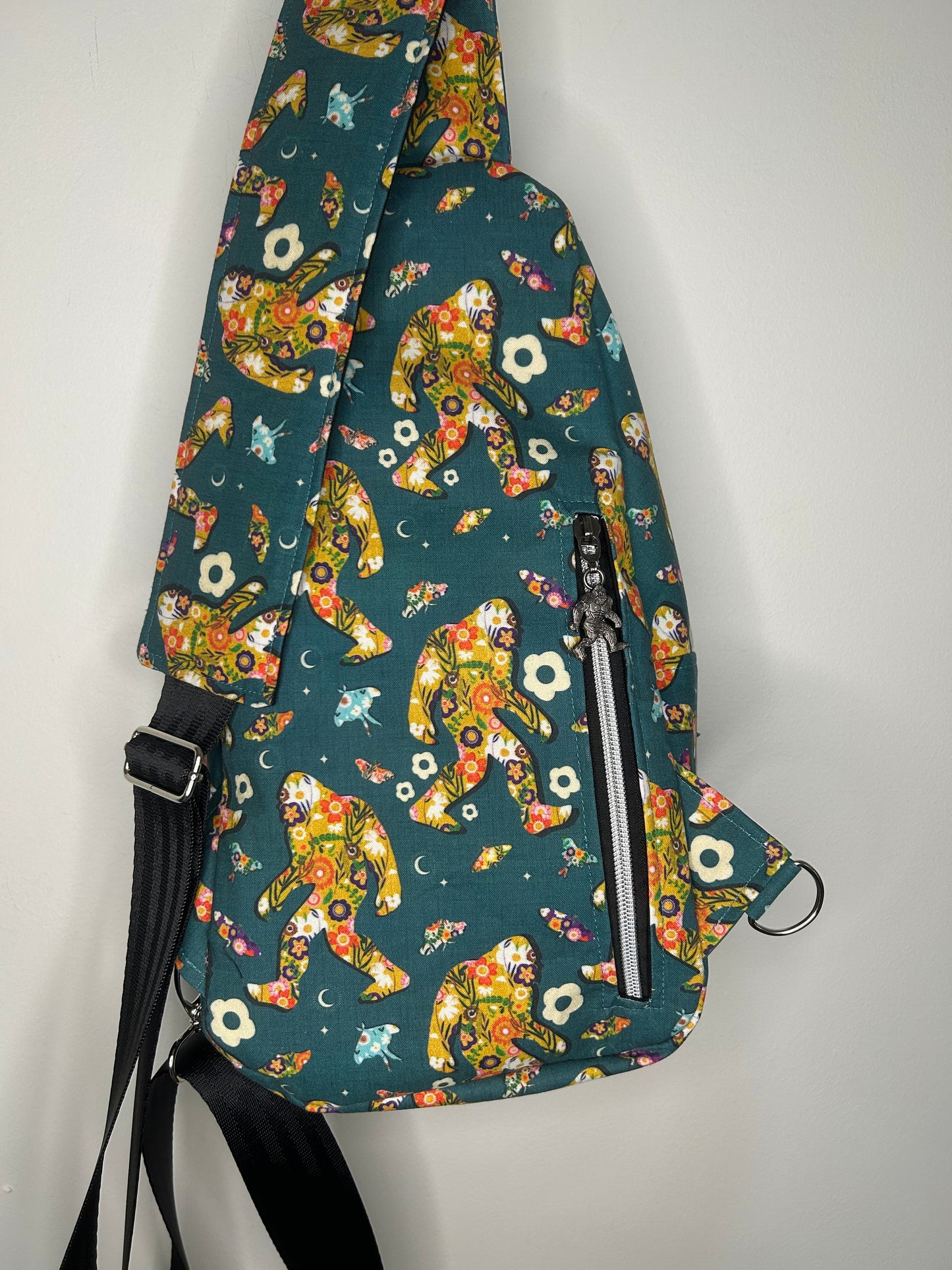 Frilly Bigfoot Retro Sling Bag