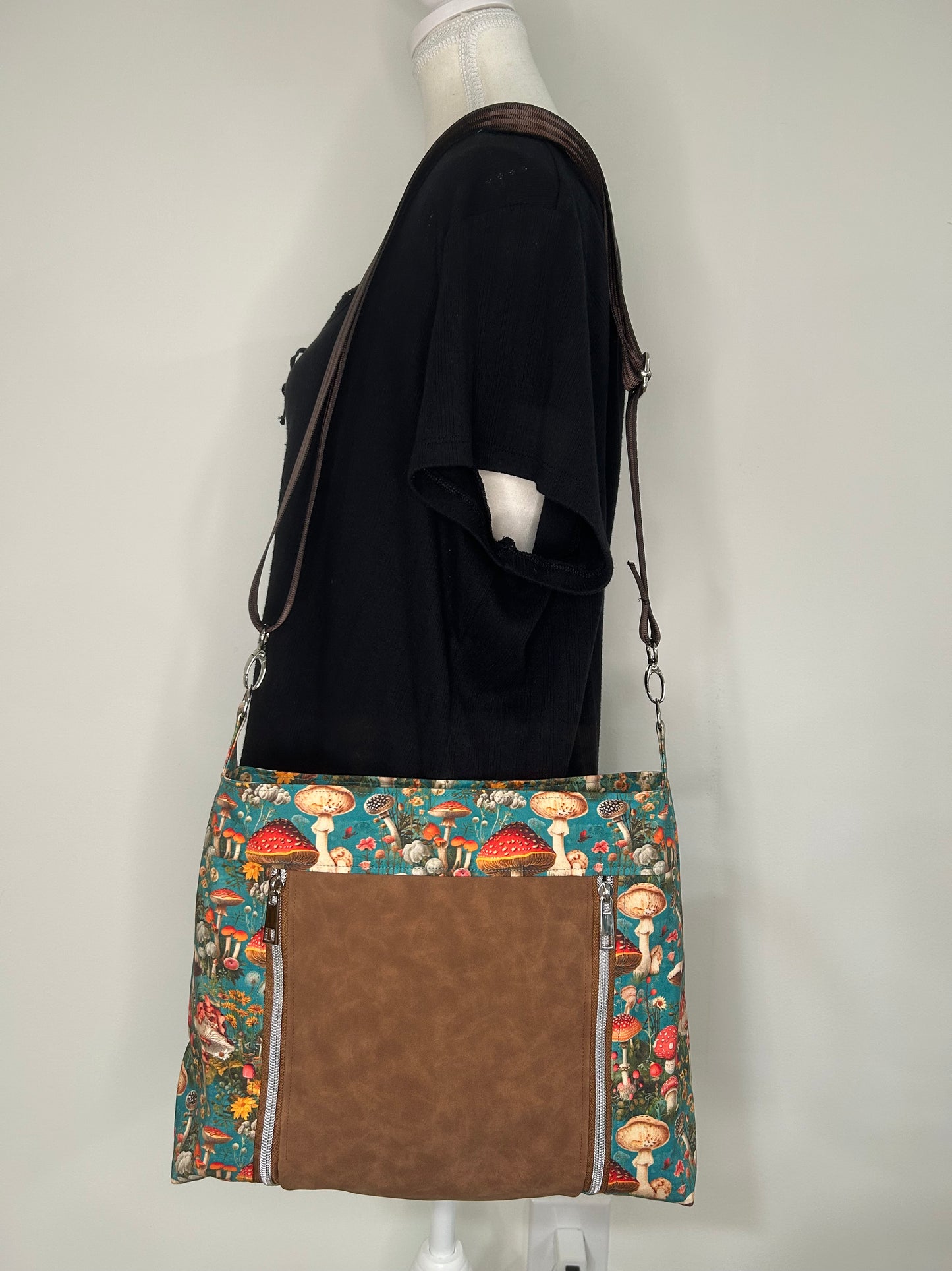 Trippy Shrooms Concealed Carry Crossbody/Shoulder Bag