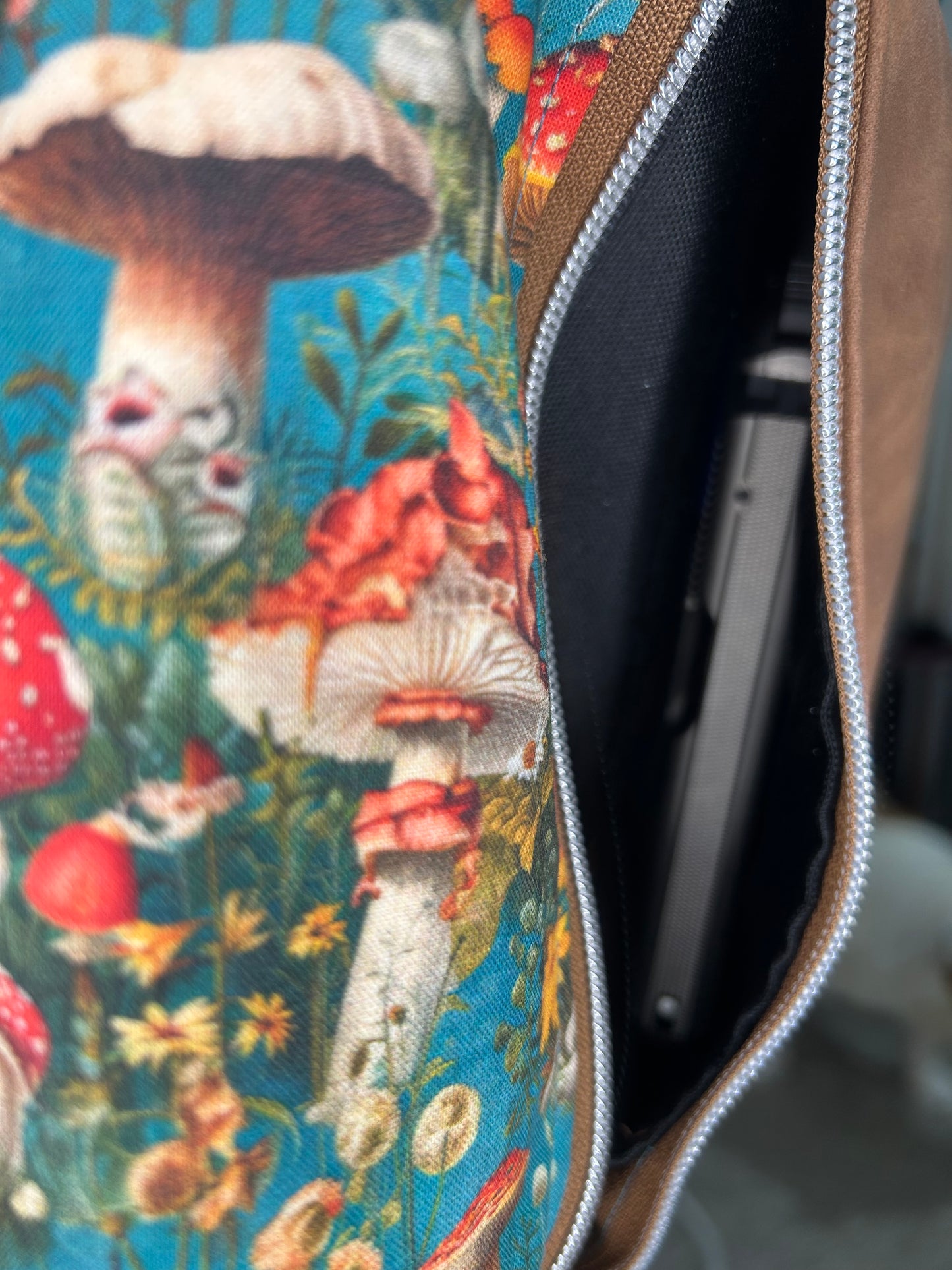 Trippy Shrooms Concealed Carry Crossbody/Shoulder Bag