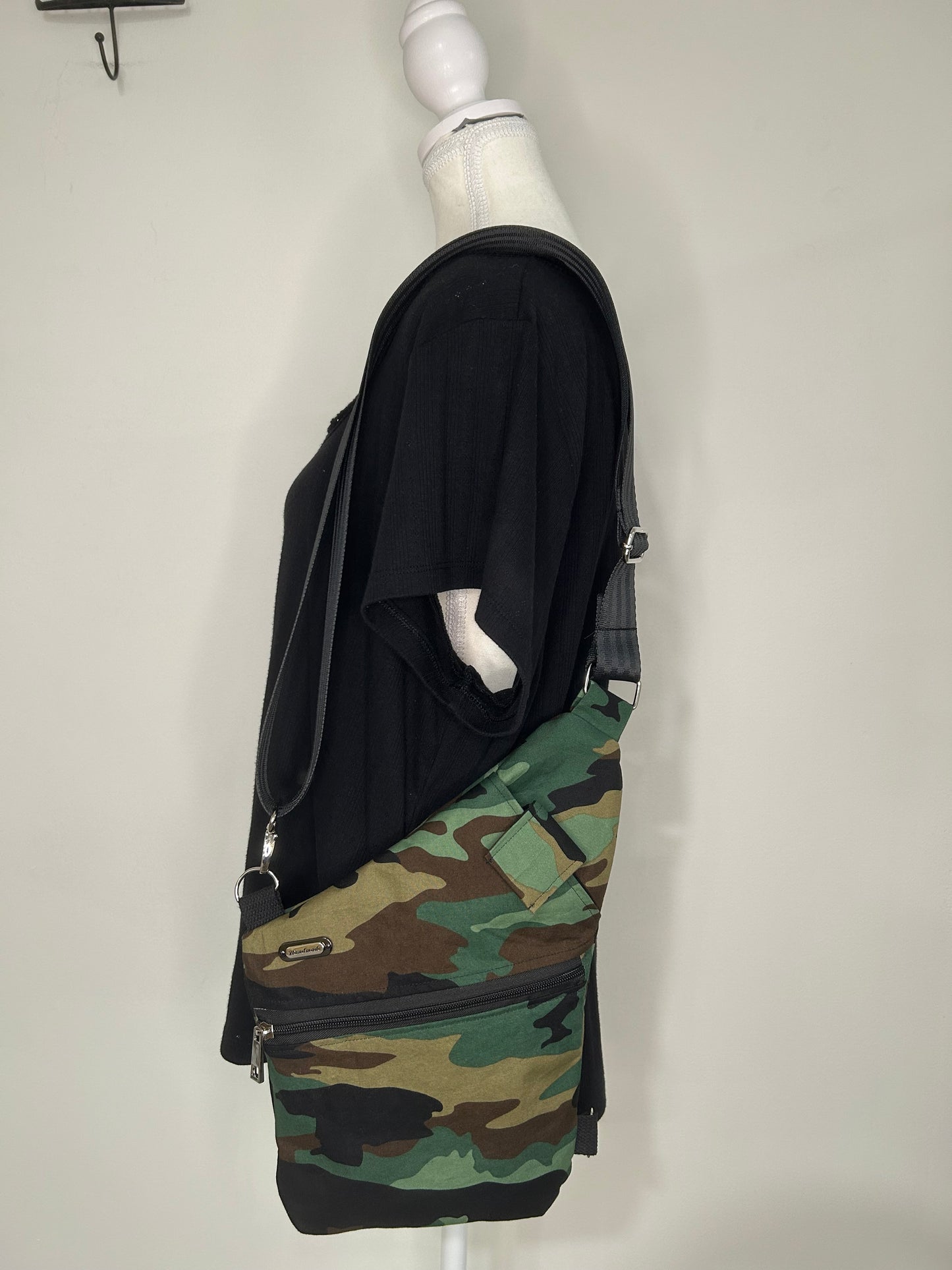 Unisex Camouflage Concealed Carry Convertible Sling / Crossbody and Shoulder Bag